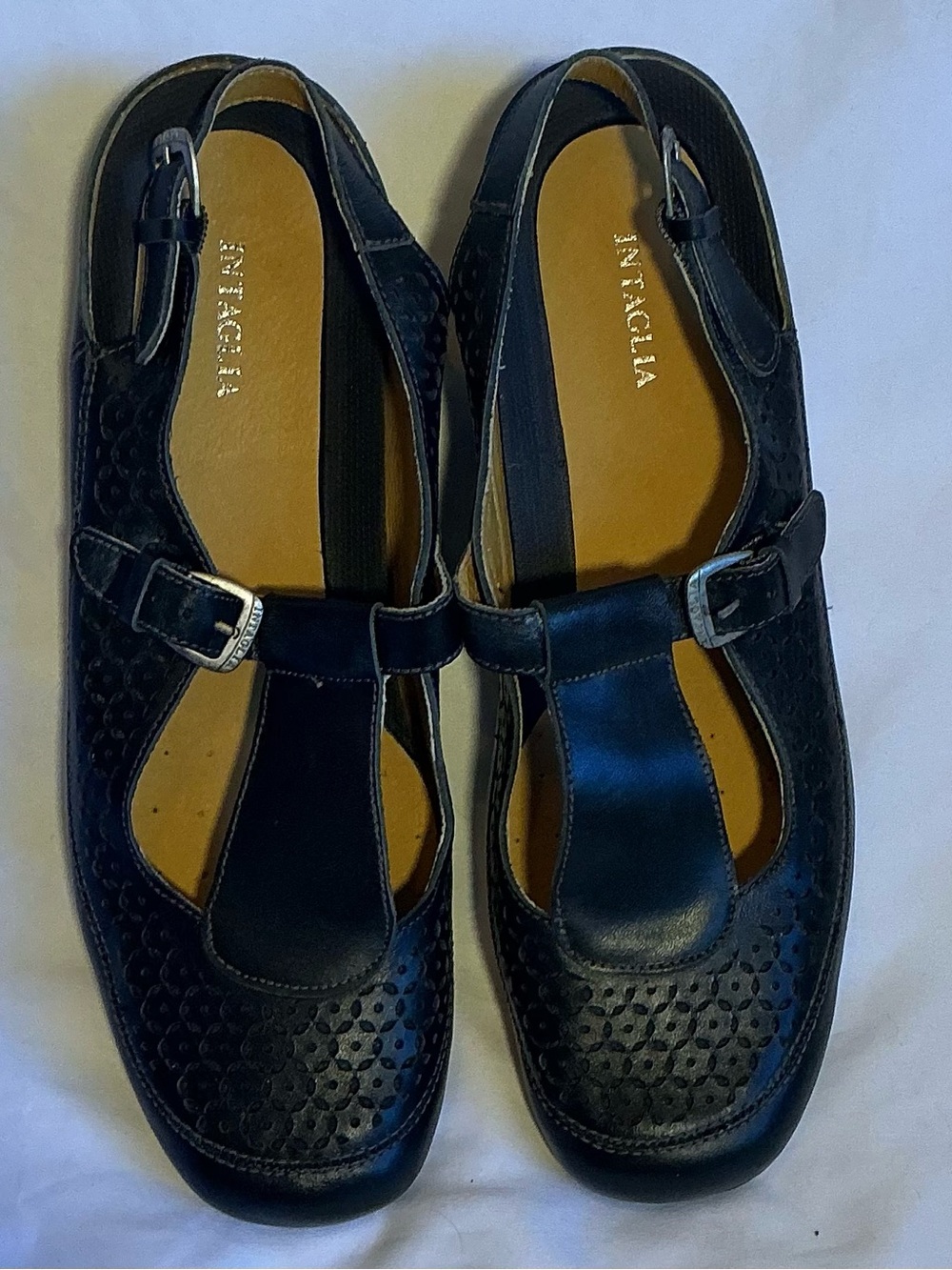 Intaglia Black Leather T-Strap Comfort Flats size 11